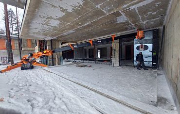 Сложное остекление под козырек с помощью мини-крана и вакуумного захвата Арлифт