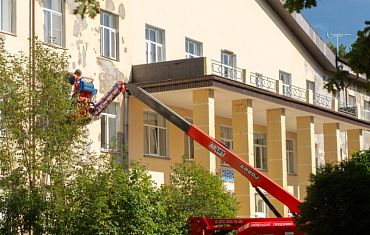 Отделочные работы коленчатым подъемником Арлифт