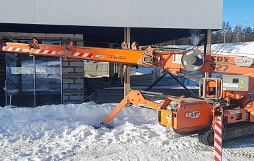 Мини-кран SPX527 и вакуумный захват Арлифт на остеклении