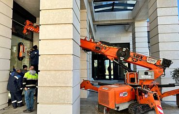 Остекление с помощью техники Арлифт на ограниченном пространстве